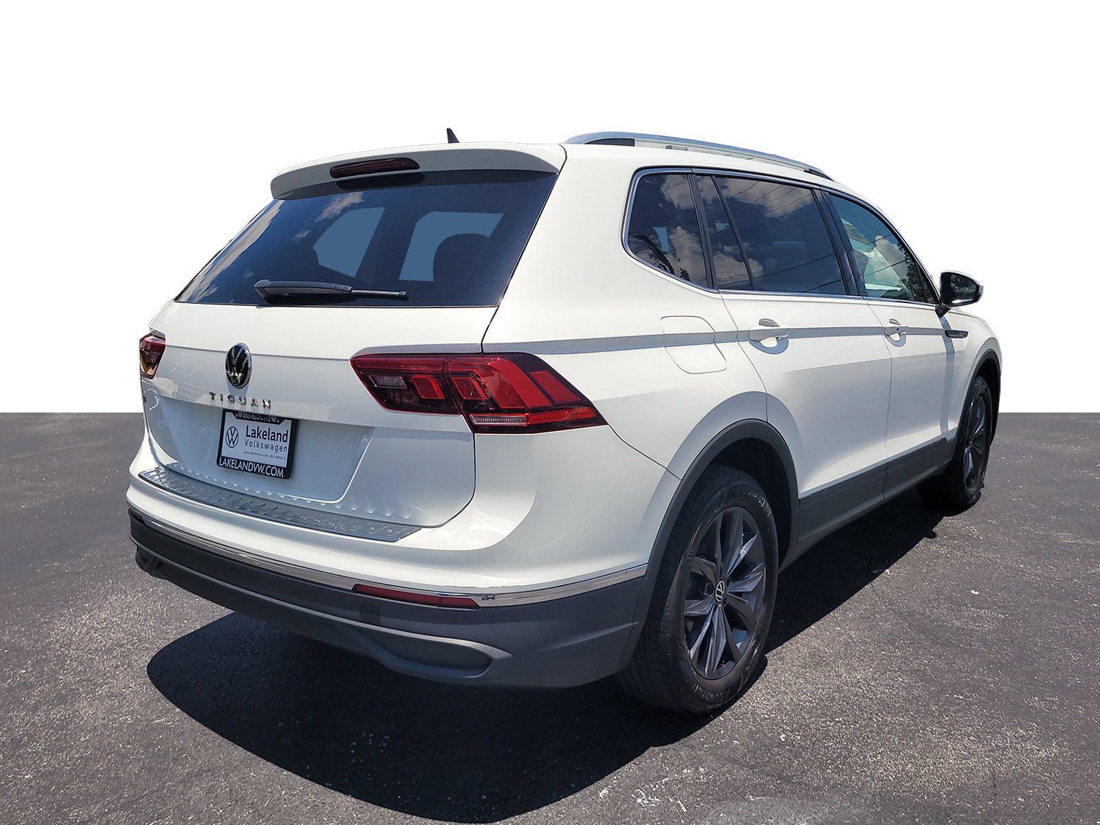 Used 2024 Volkswagen Tiguan SE FWD image 3