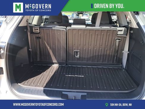 Used 2022 Toyota Highlander LE FWD image 4