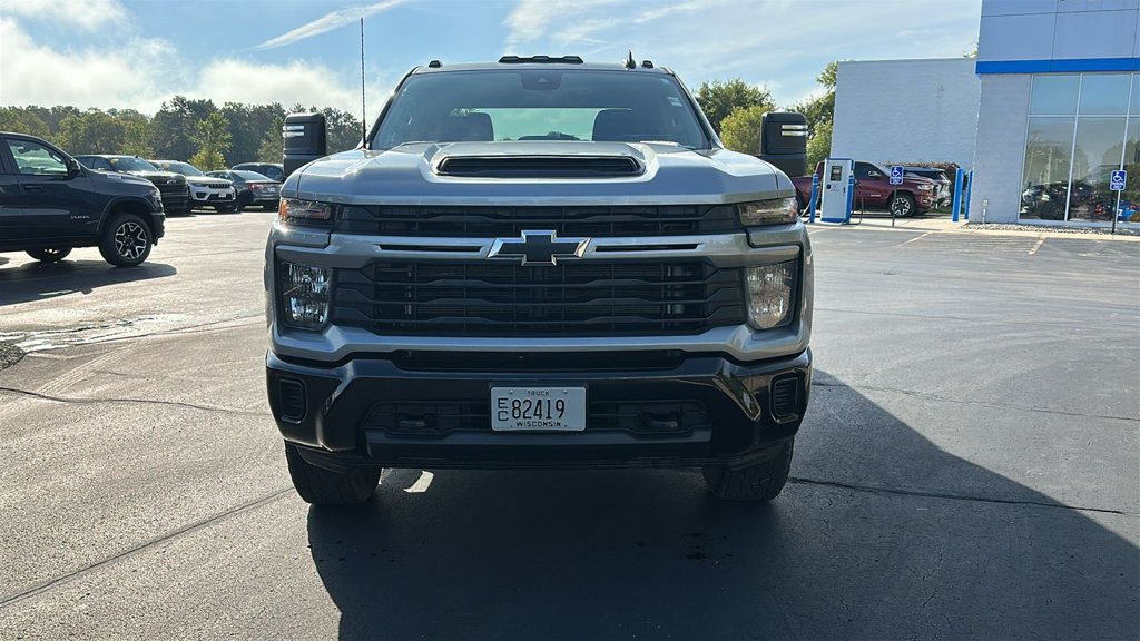 Used 2025 Chevrolet Silverado 2500 Custom AWD/4WD image 2
