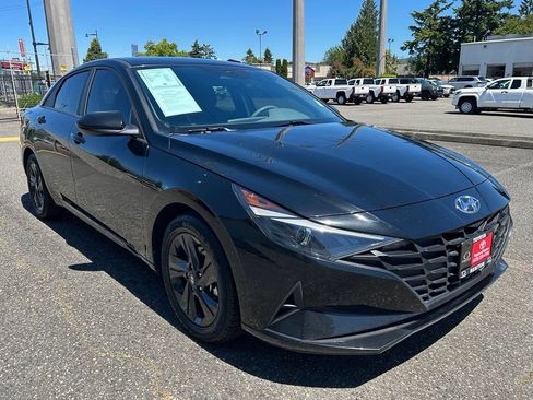 Used 2023 Hyundai Elantra SEL w/ Cargo Package FWD image 3
