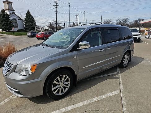 Used 2014 Chrysler Town & Country Touring-L image 7