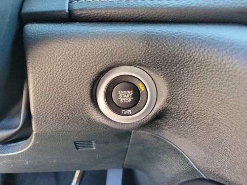 Used 2025 Chrysler Pacifica Limited FWD image 17