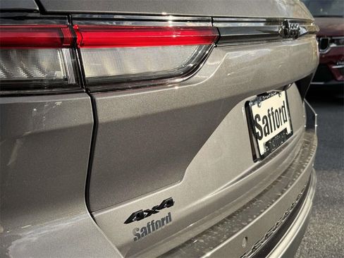 New 2025 Jeep Grand Cherokee Altitude image 11