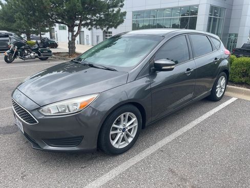 Used 2017 Ford Focus SE FWD image 1