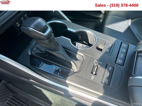 Used 2022 Toyota Highlander XLE AWD/4WD image 23