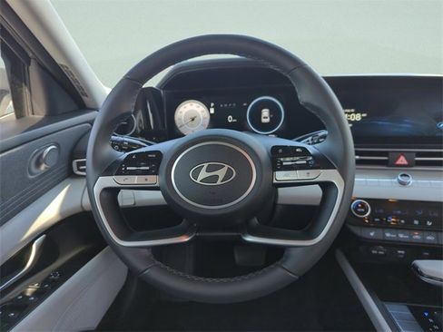 Used 2025 Hyundai Elantra Limited image 25