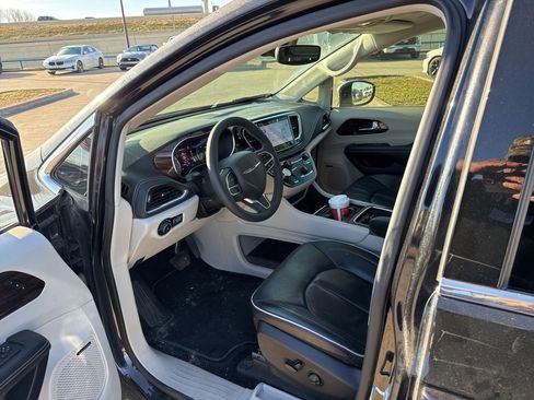 Used 2023 Chrysler Pacifica Limited w/ Uconnect Theater Family Group image 20