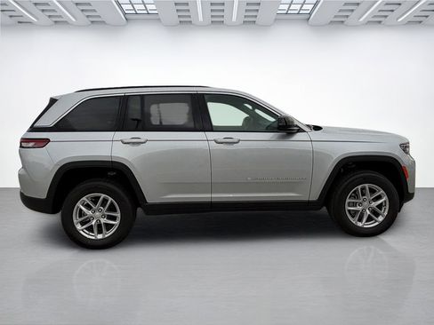 New 2025 Jeep Grand Cherokee Altitude image 2