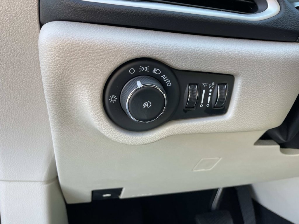 Used 2024 Chrysler Pacifica Touring-L FWD image 35
