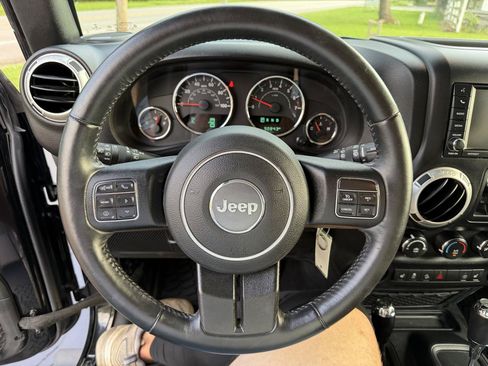 Used 2017 Jeep Wrangler Unlimited Sahara w/ Connectivity Group AWD/4WD image 16