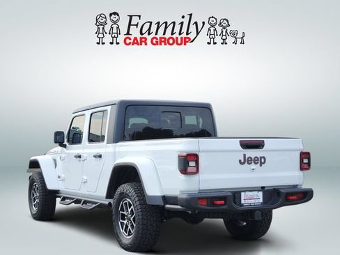 Used 2025 Jeep Gladiator Rubicon w/ Convenience Group AWD/4WD image 3