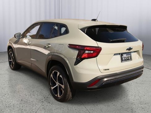 Used 2024 Chevrolet Trax RS FWD image 19