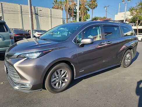 Used 2021 Toyota Sienna XLE w/ XLE Plus Package image 2