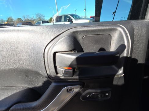 Used 2017 Jeep Wrangler Unlimited Rubicon w/ Max Tow Package image 13