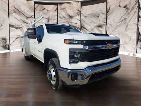 Used 2025 Chevrolet Silverado 3500 LT w/ Convenience Package image 3