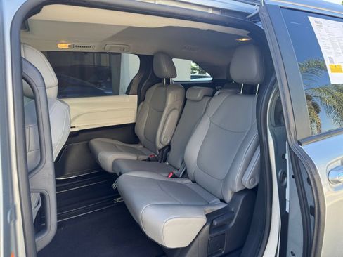 Used 2025 Toyota Sienna XLE FWD image 23