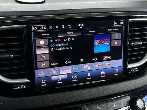 Used 2023 Chrysler Pacifica Touring-L FWD image 17