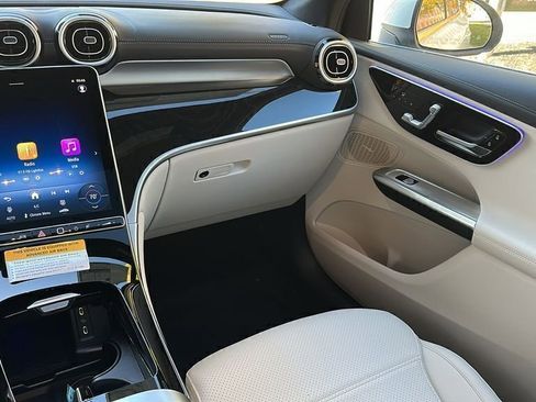 Used 2025 Mercedes-Benz GLC 300 4MATIC image 25