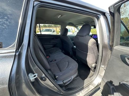 Used 2024 Toyota Highlander LE image 17