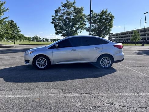 Used 2016 Ford Focus SE image 2