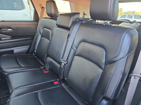 Used 2022 Nissan Pathfinder SL w/ SL Black Package image 16