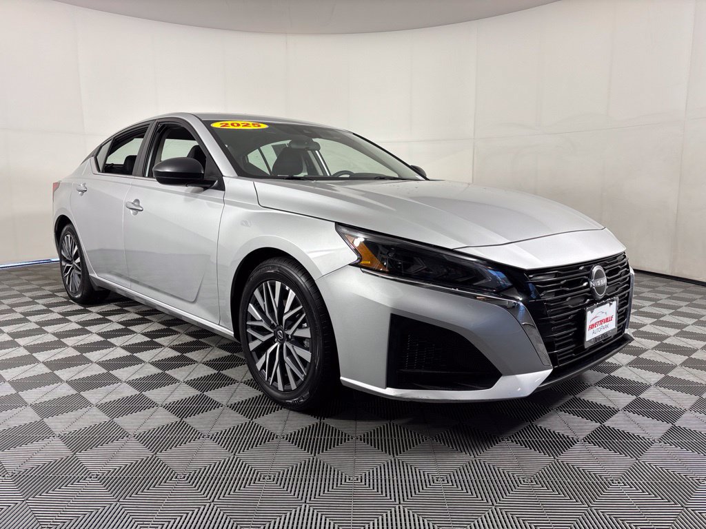 Used 2025 Nissan Altima 2.5 SV FWD image 18