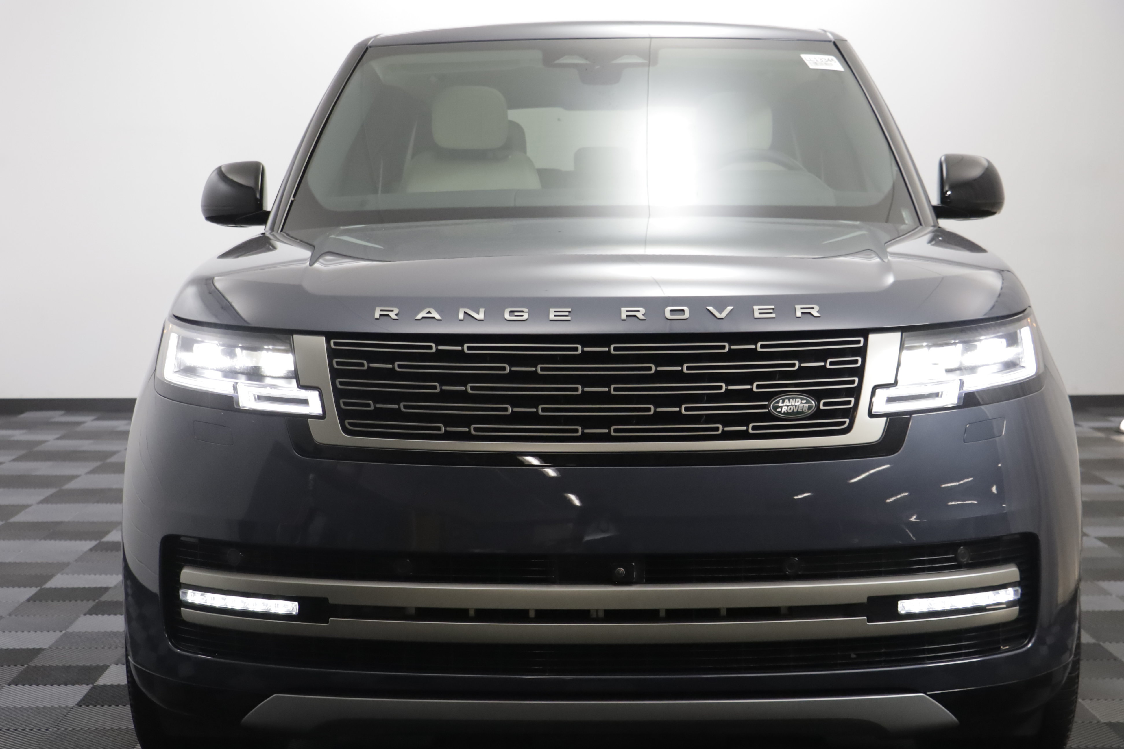 Certified 2025 Land Rover Range Rover SE AWD/4WD image 23