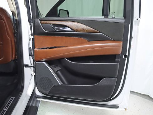Used 2018 Cadillac Escalade ESV Luxury image 37