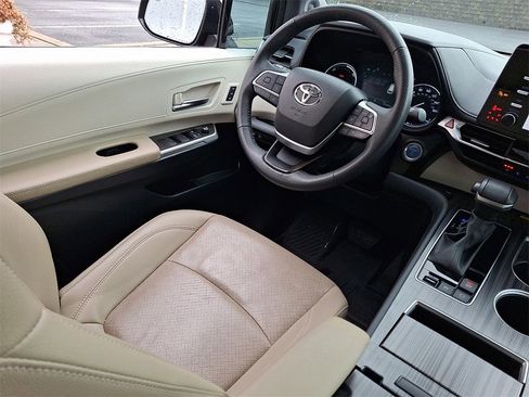Certified 2024 Toyota Sienna Limited image 14