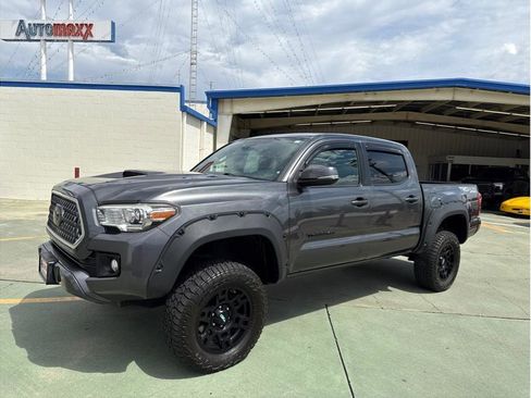 Used 2018 Toyota Tacoma TRD Sport image 2