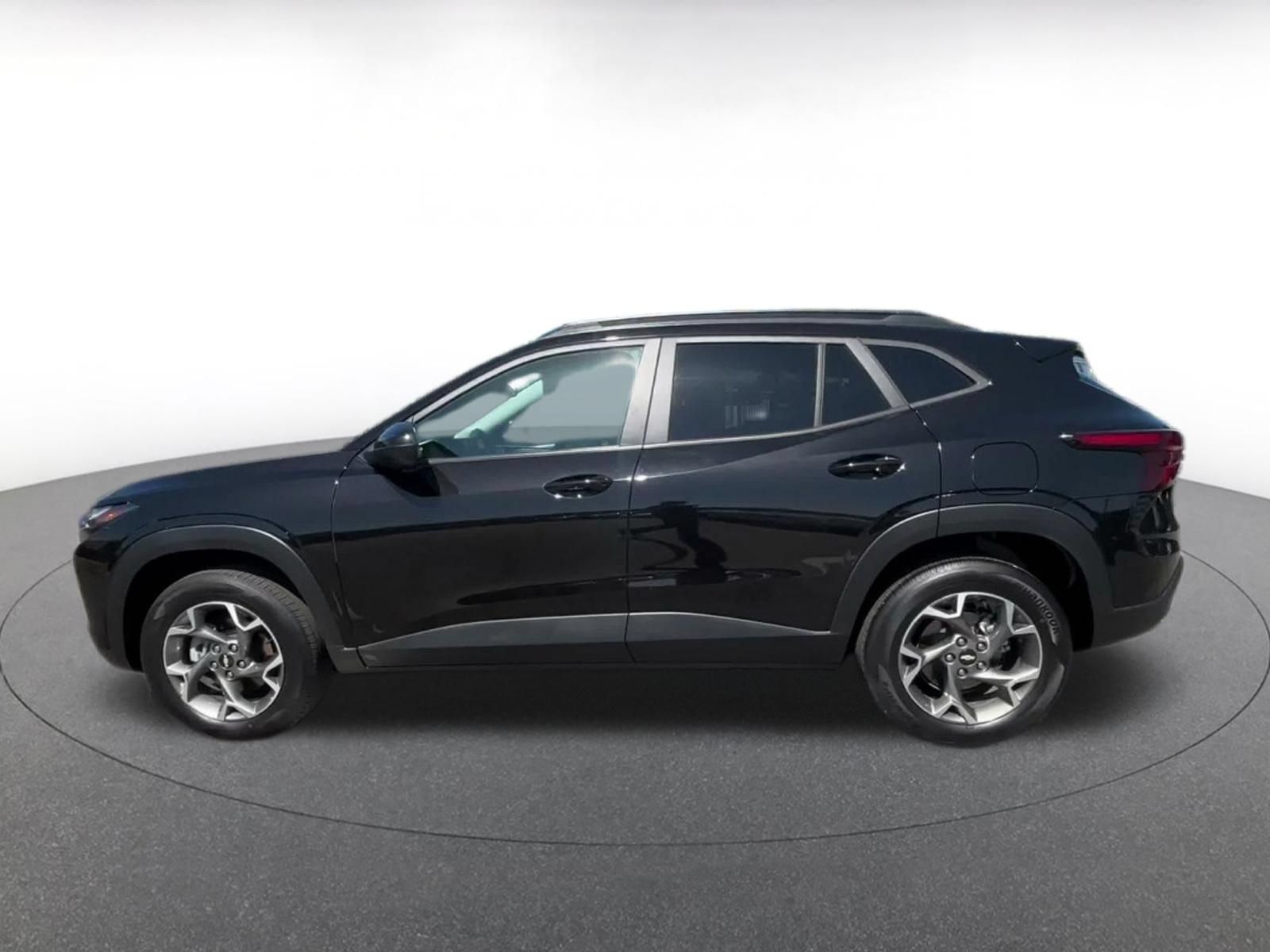 Used 2025 Chevrolet Trax LT FWD image 8