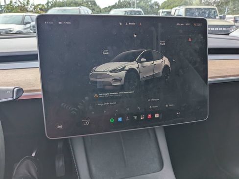 Used 2022 Tesla Model Y Long Range AWD/4WD image 19