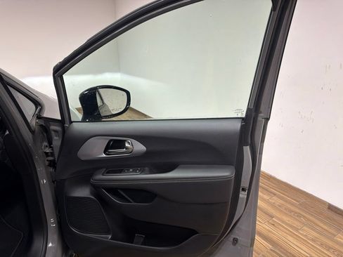 Used 2025 Chrysler Pacifica Limited FWD image 32