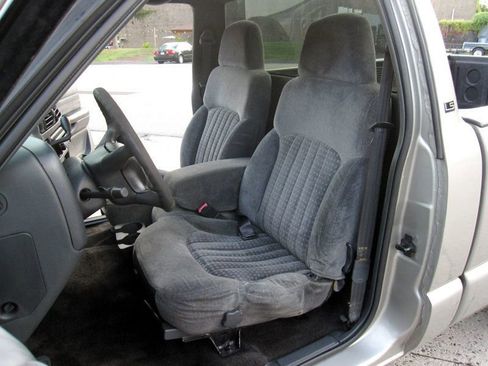 Used 2001 Chevrolet S10 Pickup LS w/ Preferred Equipment Group image 17