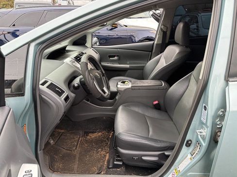 Used 2014 Toyota Prius V Five FWD image 6