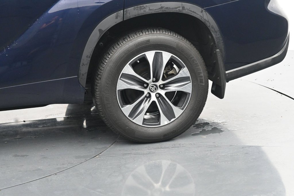 Used 2024 Toyota Highlander XLE AWD/4WD image 13