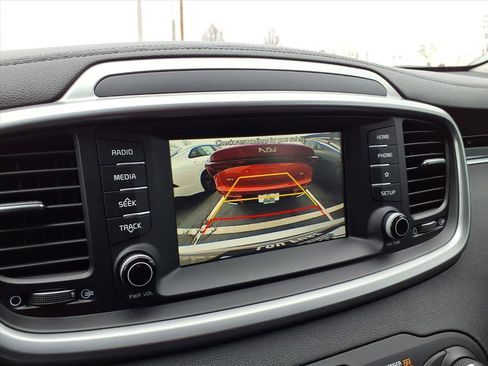 Used 2019 Kia Sorento L image 11