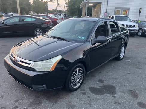 Used 2010 Ford Focus SE FWD image 3