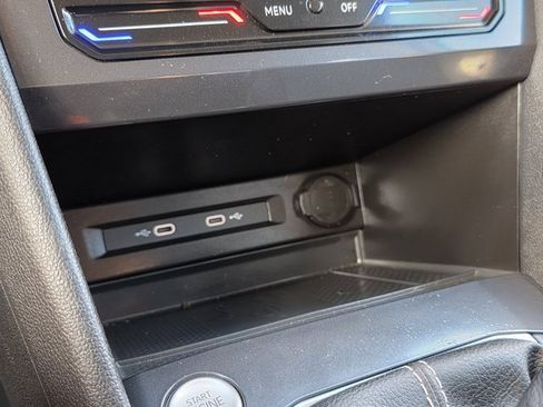 Used 2023 Volkswagen Tiguan SE image 33