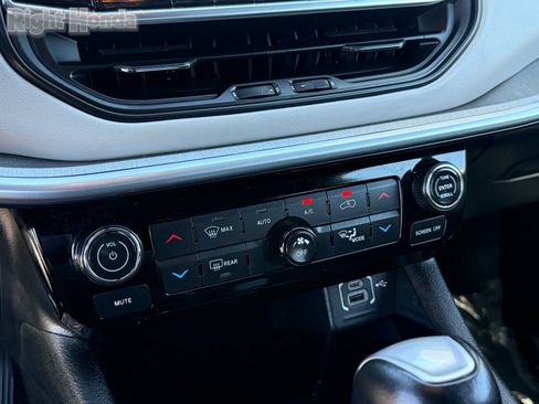 Used 2025 Jeep Compass Limited image 23