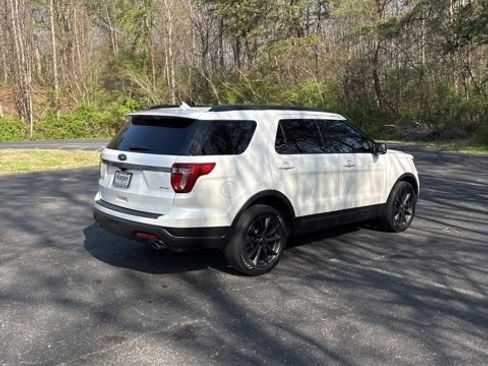 Used 2018 Ford Explorer XLT w/ Equipment Group 202A image 7