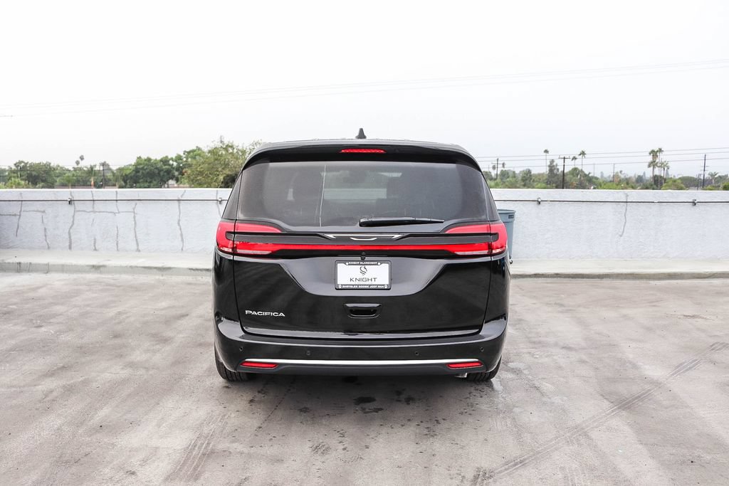 New 2027 Chrysler Pacifica Select FWD image 8