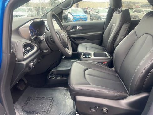 New 2026 Chrysler Pacifica Select image 13