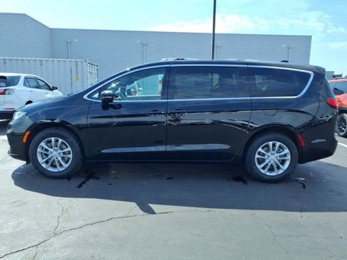 New 2026 Chrysler Pacifica Select image 3
