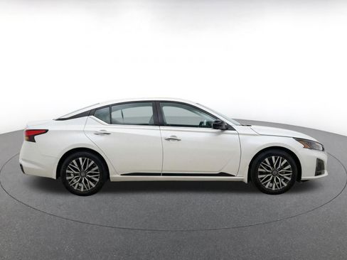 Used 2025 Nissan Altima 2.5 SV FWD image 13