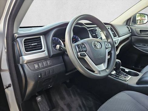 Used 2018 Toyota Highlander LE FWD image 10