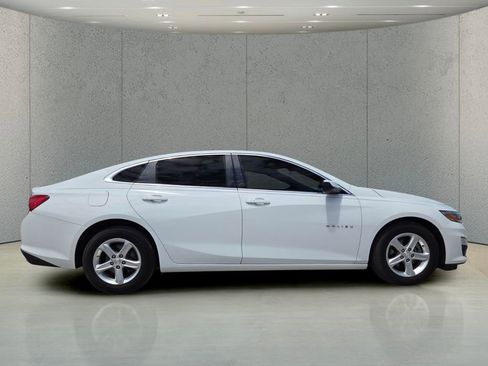 Used 2021 Chevrolet Malibu LS image 2