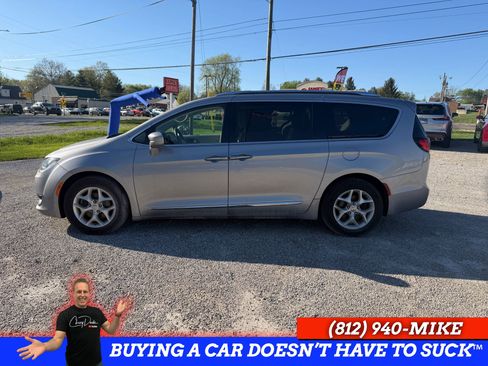 Used 2018 Chrysler Pacifica Touring-L w/ Tire & Wheel Group image 2