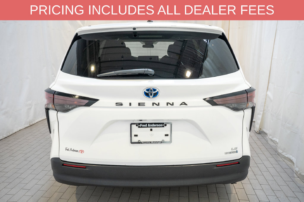 Used 2024 Toyota Sienna LE FWD image 4