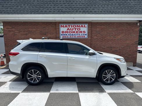 Used 2017 Toyota Highlander XLE w/ Protection Package #3 AWD/4WD image 2